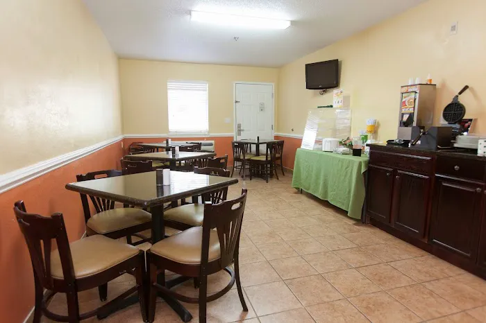 DOUGLAS INN & SUITES NW 4