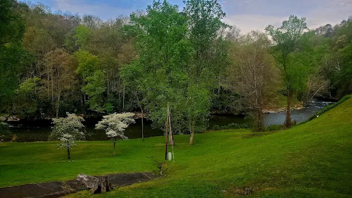 Rodeway Inn & Suites Cherokee On the River 4