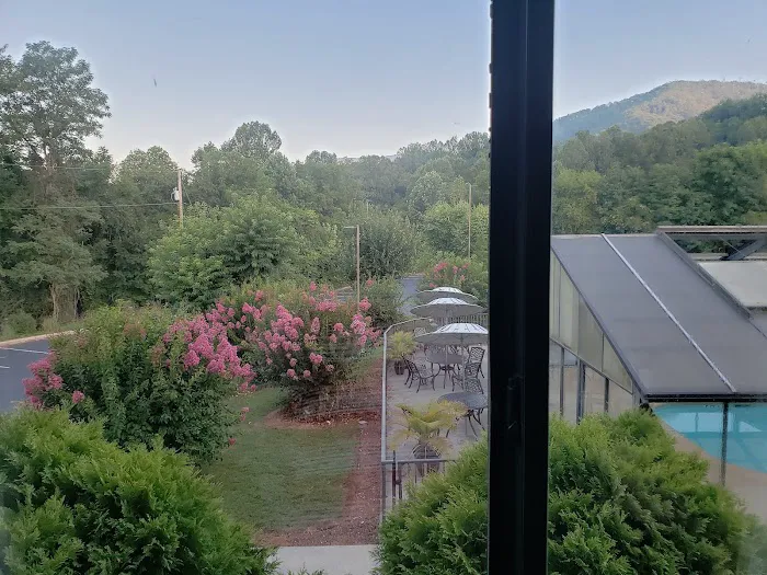 Smoky Mountain Inn & Suites 4