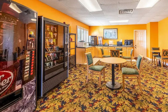 Econo Lodge 5
