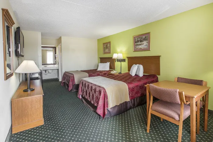Econo Lodge 5