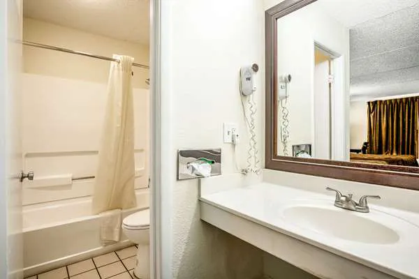 Econo Lodge 5