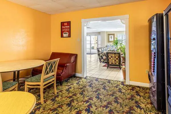 Econo Lodge 5