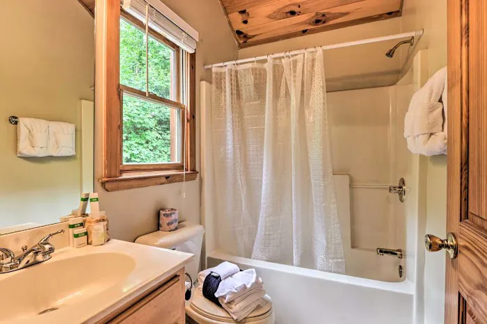 Cozy Creek Chalet 4