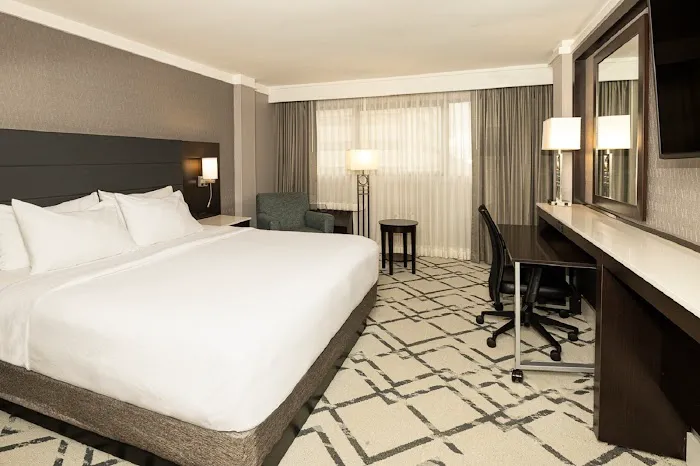 Crowne Plaza Knoxville Downtown University, an IHG Hotel 5