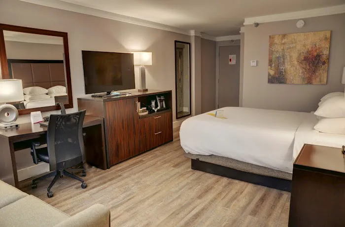 Crowne Plaza Knoxville Downtown University, an IHG Hotel 5