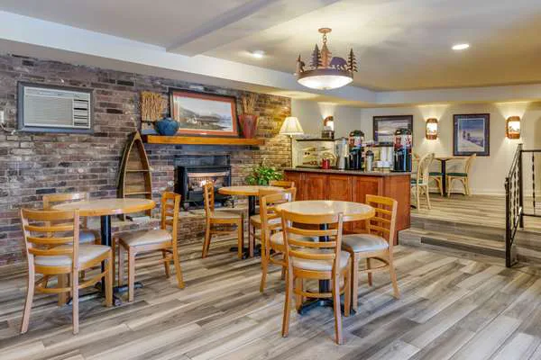 Econo Lodge Cherokee Near River Park 4