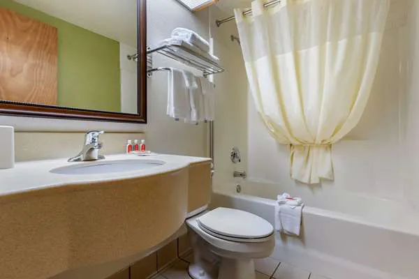 Econo Lodge Cherokee Near River Park 4