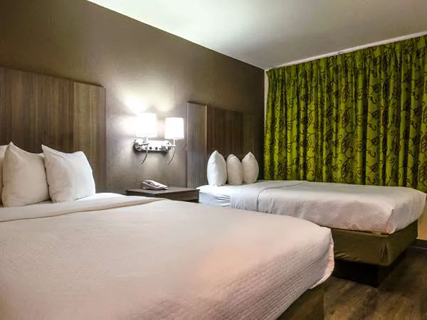 Econo Lodge Cherokee Near River Park 4