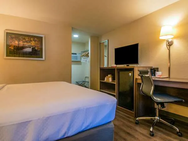 Econo Lodge Cherokee Near River Park 4