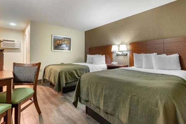 Econo Lodge Cherokee Near River Park 4