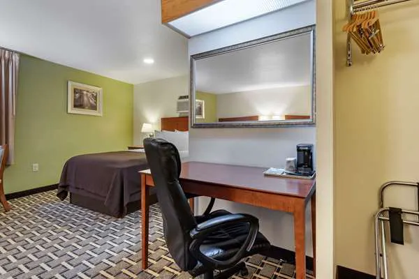 Econo Lodge Cherokee Near River Park 4