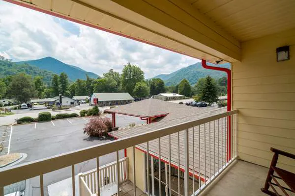 Ramada by Wyndham Maggie Valley 4