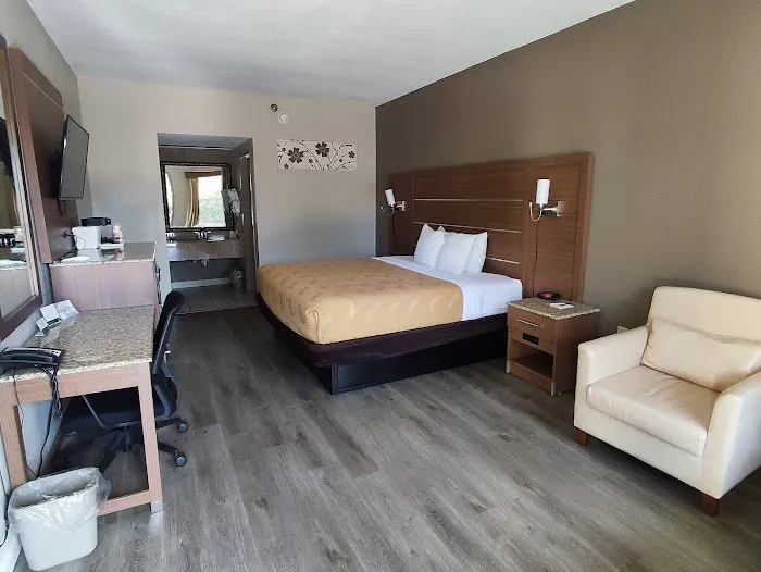 Quality Inn & Suites near Six Flags - Austell 4