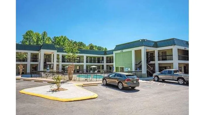 Quality Inn & Suites near Six Flags - Austell 4