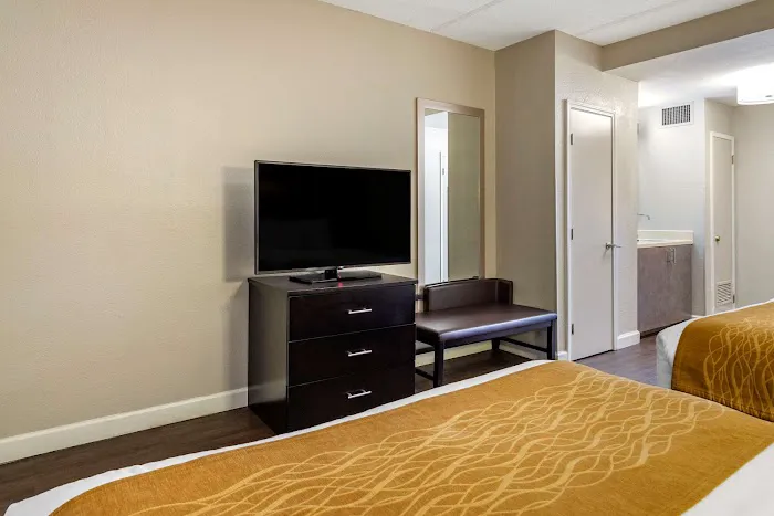 Comfort Inn & Suites near Six Flags 4