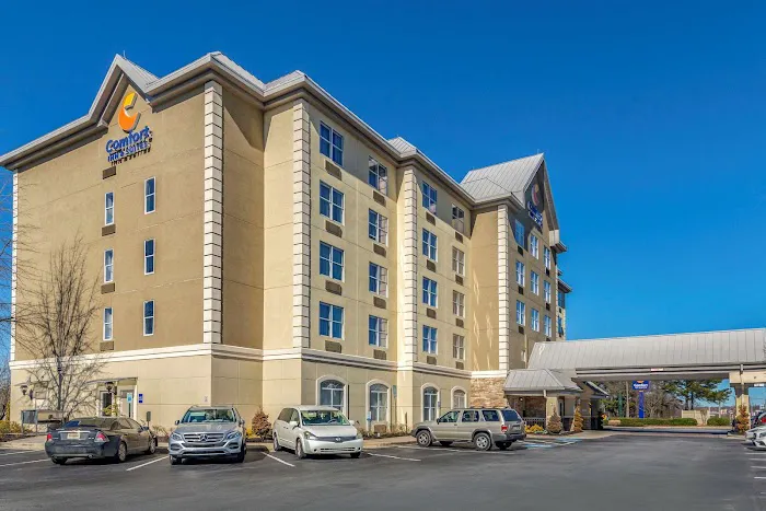 Comfort Inn & Suites near Six Flags 4