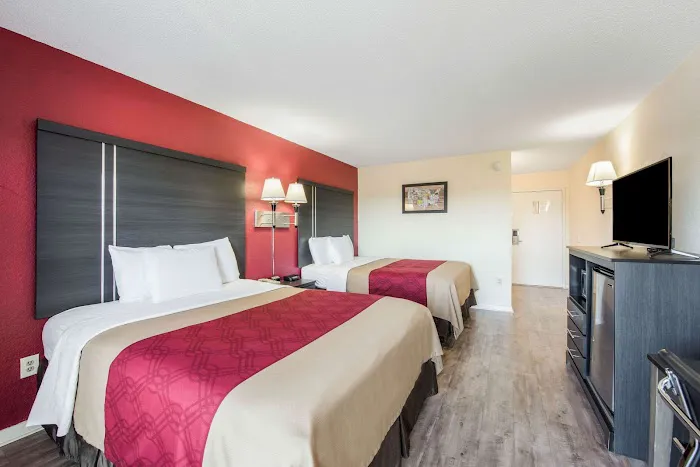 Econo Lodge 4