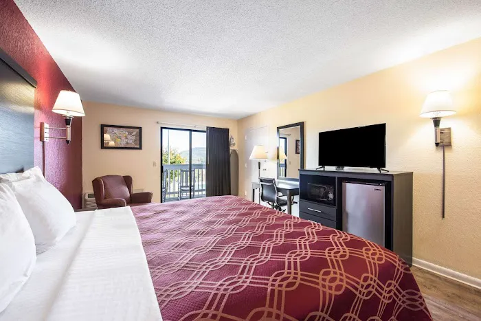 Econo Lodge 4