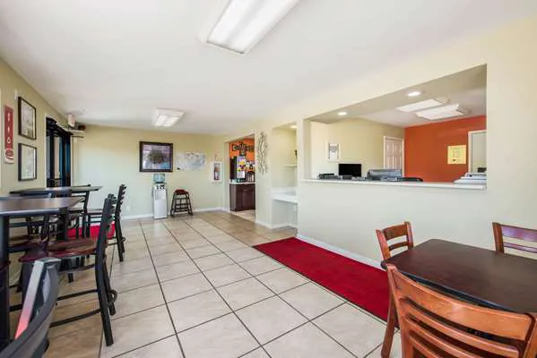Econo Lodge 4