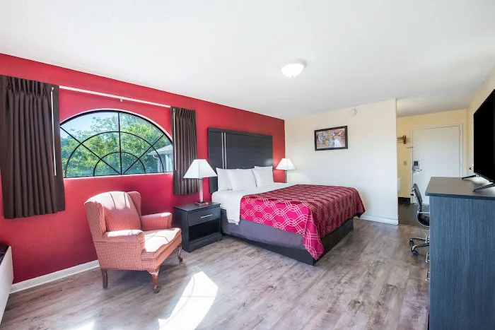 Econo Lodge 4