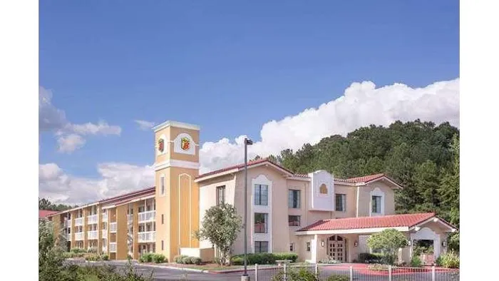 Super 8 by Wyndham Austell/Six Flags 4