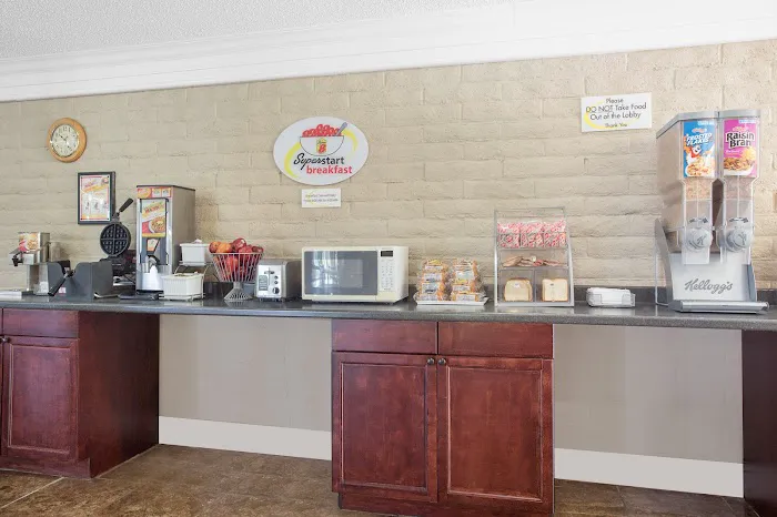 Super 8 by Wyndham Austell/Six Flags 4