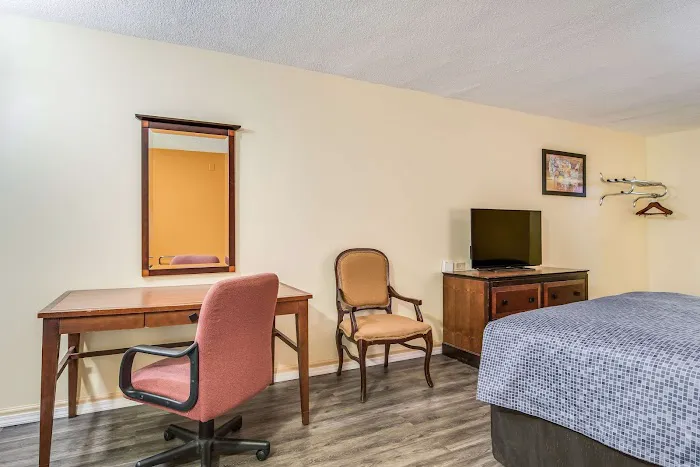 Econo Lodge At Six Flags 4