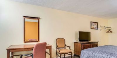 Econo Lodge At Six Flags