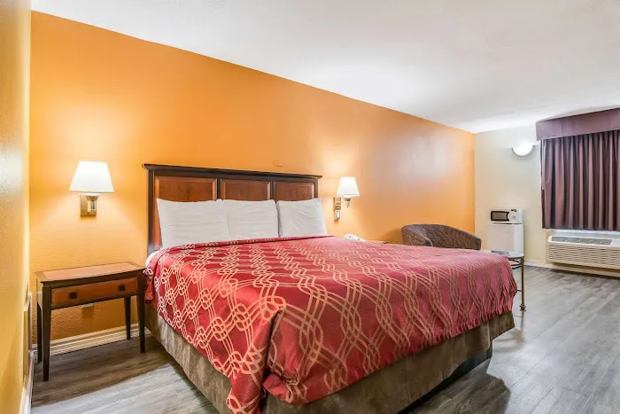 Econo Lodge At Six Flags 4