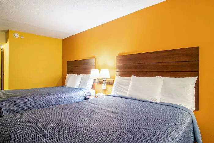 Econo Lodge At Six Flags 4