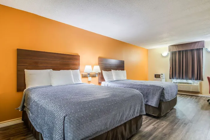 Econo Lodge At Six Flags 4