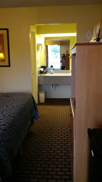 Days Inn by Wyndham Knoxville West 5