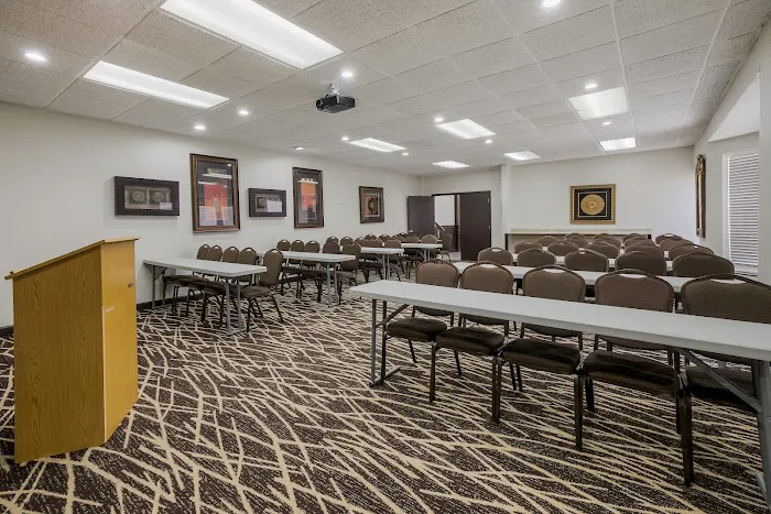 Red Roof PLUS+ & Suites Knoxville West - Cedar Bluff 4