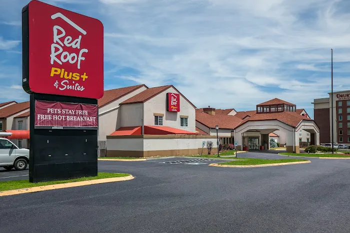 Red Roof PLUS+ & Suites Knoxville West - Cedar Bluff 4