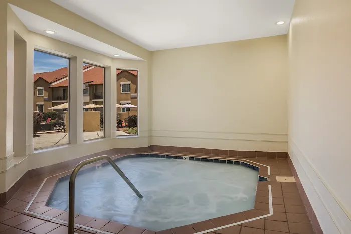 Red Roof PLUS+ & Suites Knoxville West - Cedar Bluff 4