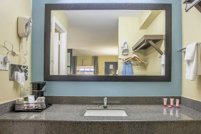 OYO Hotel Knoxville TN Cedar Bluff I-40 5