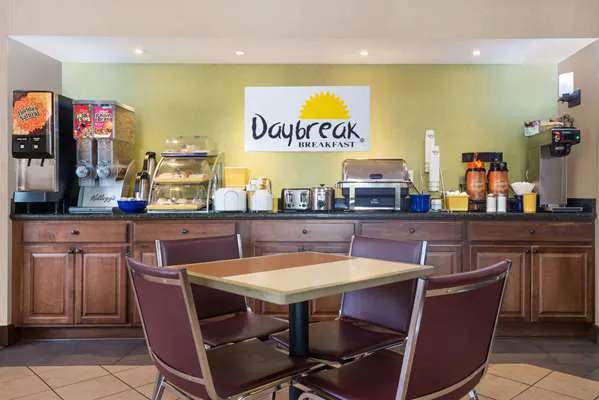 Days Inn by Wyndham Knoxville East 4
