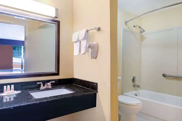 Days Inn by Wyndham Knoxville East 4