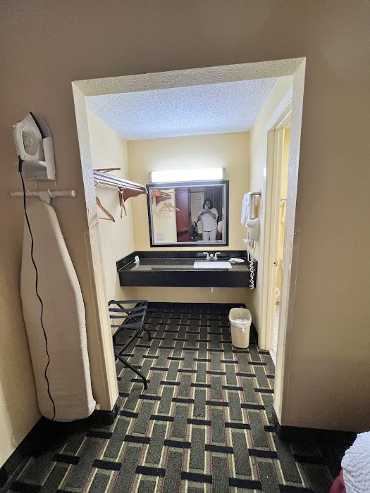 Days Inn by Wyndham Knoxville East 4