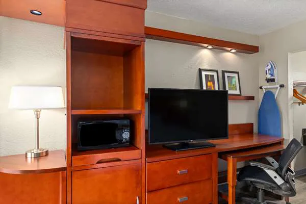 Days Inn by Wyndham Knoxville East 4