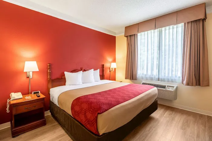 Econo Lodge Inn & Suites 4