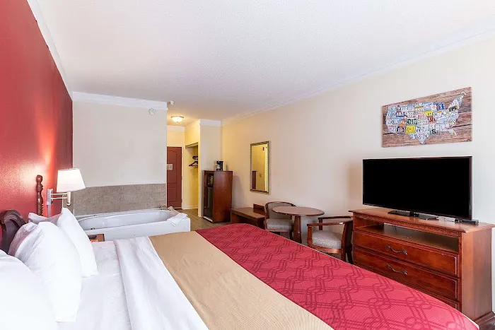 Econo Lodge Inn & Suites 4