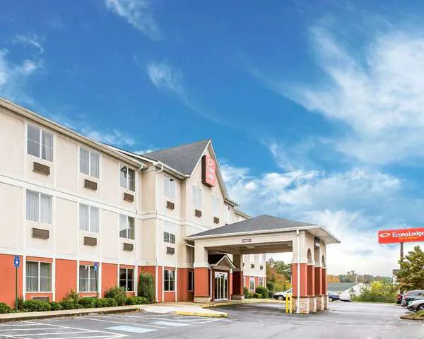 Econo Lodge Inn & Suites 4
