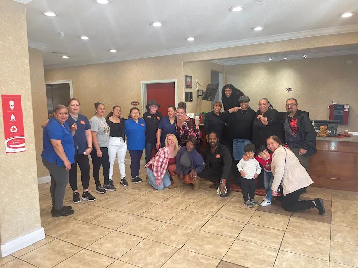 Econo Lodge Inn & Suites 4