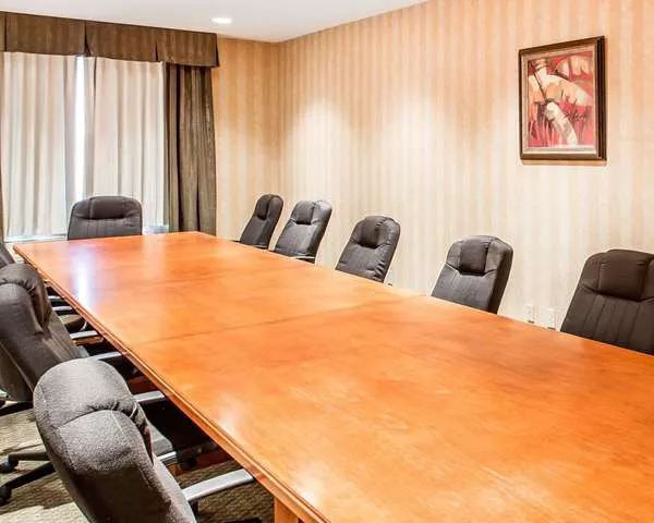 Econo Lodge Inn & Suites 4