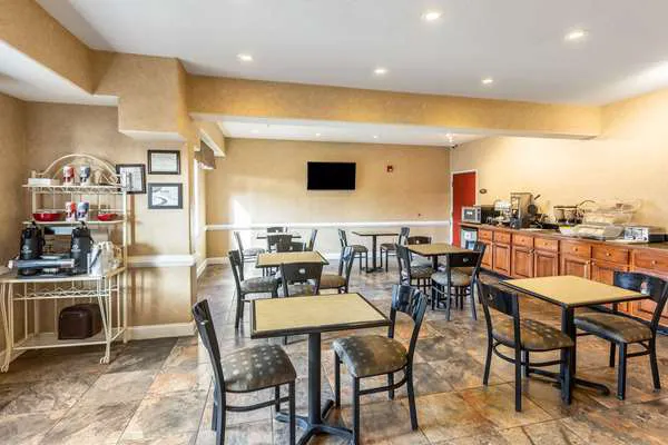 Econo Lodge Inn & Suites 4