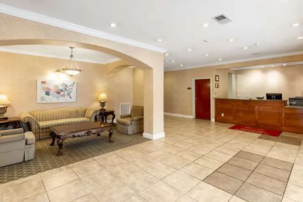 Econo Lodge Inn & Suites 4