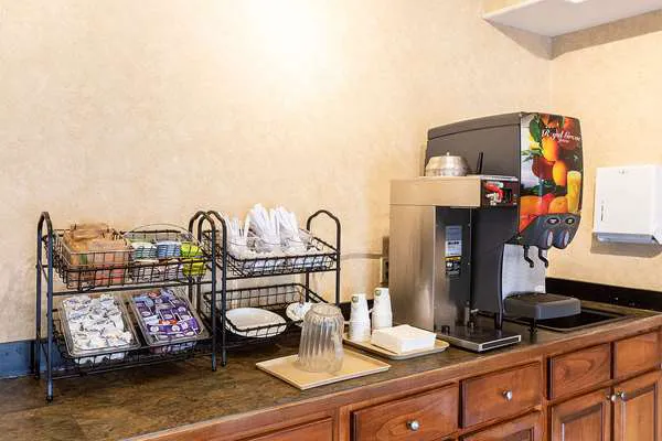 Econo Lodge Inn & Suites 4