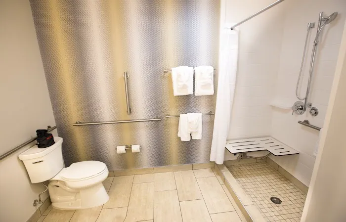 Holiday Inn Express & Suites Greenwood Mall by IHG 4